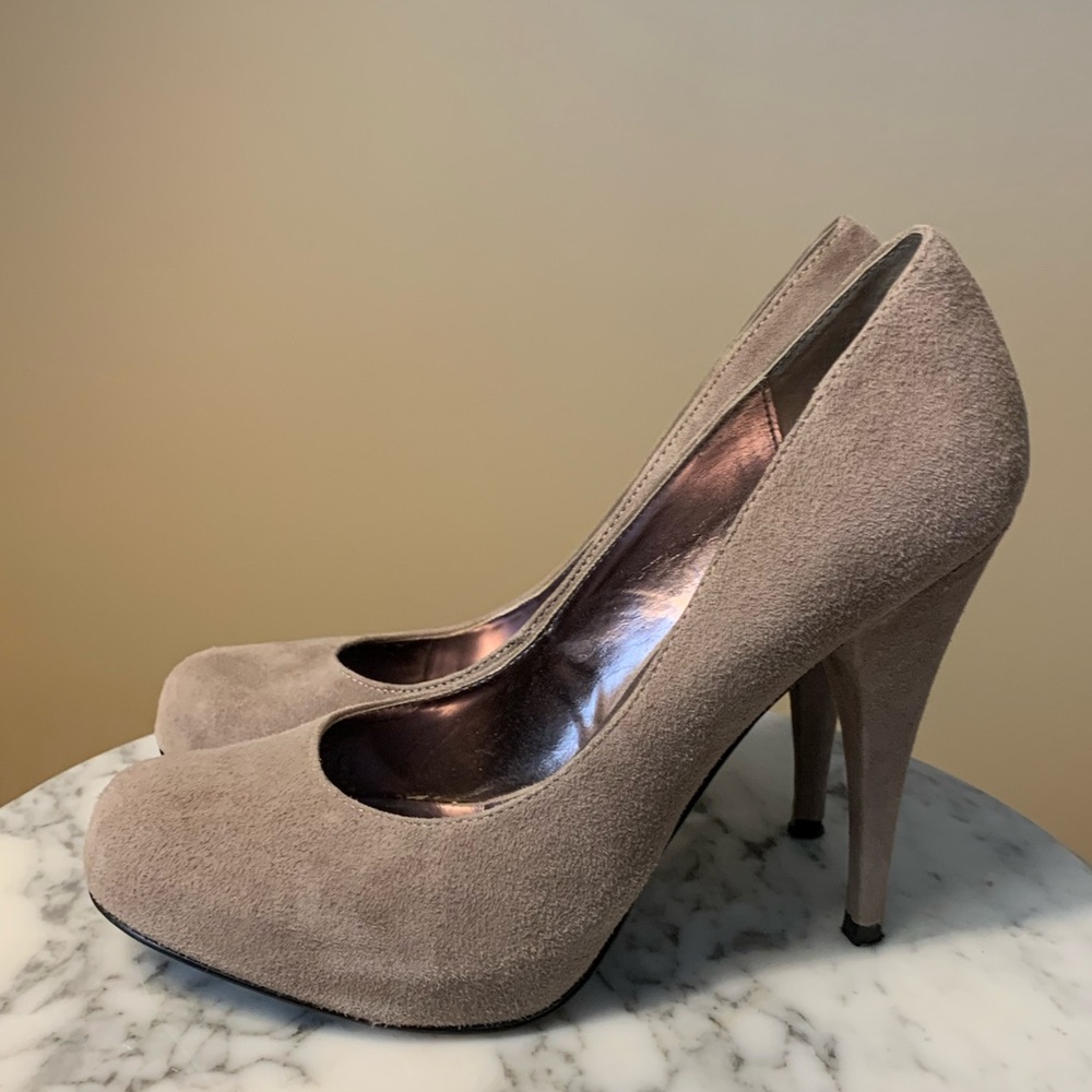 Steve Madden heels, taupe/gray Suede 7.5 EUC